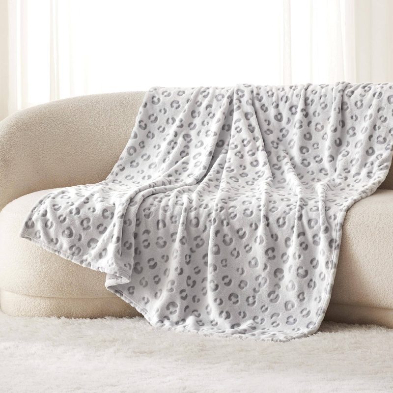 05 GreyLeopardThrow 50 x60 06