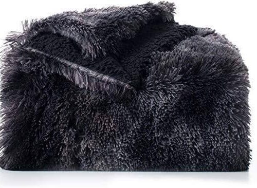 Bedsure | Faux Fur and Sherpa Shaggy Blanket Detail